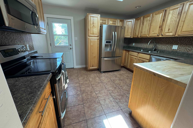 Kitchen - 2 Private Rooms for Rent in Fully Furnished 3 Bedroom, 1 Bathroom House - All Utilities Included