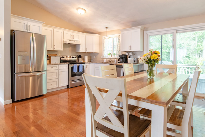 Kitchen & dining area - Newly renovated house close to campus