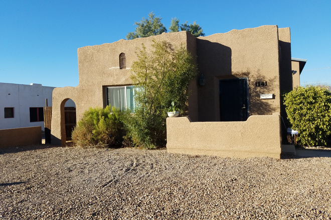 Front of the home - 5 Bedroom Close to Campus - Living room and separate entertaining space House