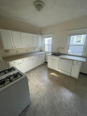 - - Close to Campus! Spacious 3 bed w/ laundry in building Apartments