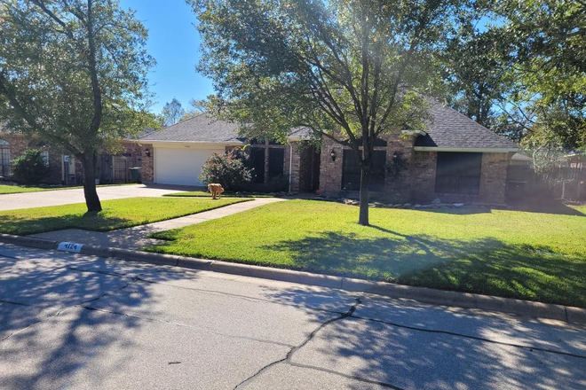 Front of house B - 2 rooms in beautiful, fully furnished home! Utilities and housekeeper included!