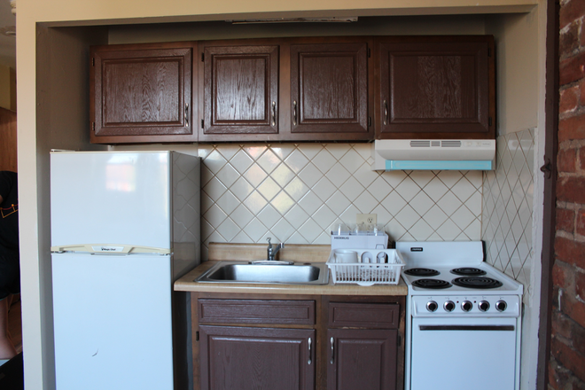 kitchen - Spacious One-Bedroom Apartment with Excellent Layout and several renovations