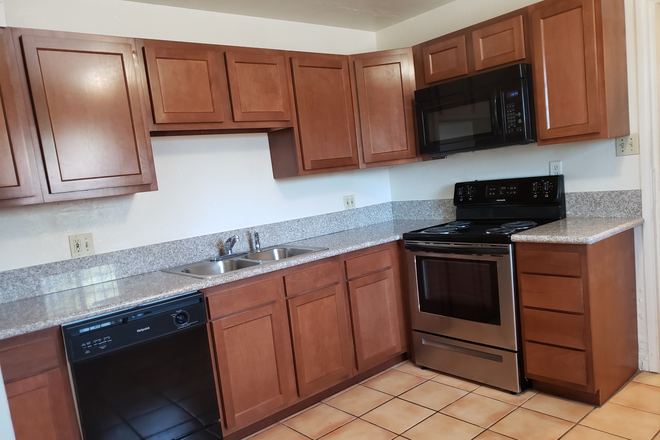 Granite kitchen - Close to Campus corner lot home