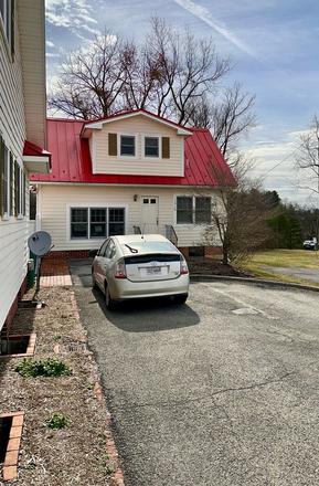  - 4BR/3.0BA