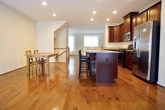 Kitchen / Dining area - Greenbelt Townhome, 1 mile off-campus