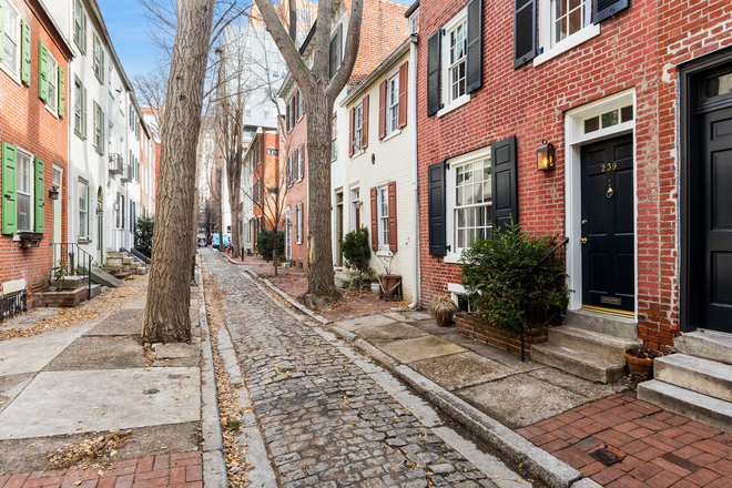 cute cobblestone street - Historic Townhome in the Heart of Philly
