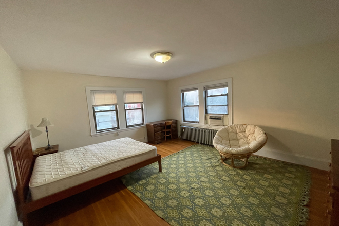 Master - Large rooms near Tufts Apartments