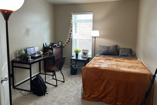 Bedroom - University Edge- subleast Apartments