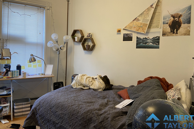 Bedroom #1 - Cheap 4 Bed 1 Bath on Calumet! Laundry In-Unit!! No broker Fee!!
