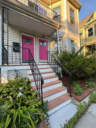 Outside look - Summer Sublet: Porter Square - 1 room in 3 bedroom house