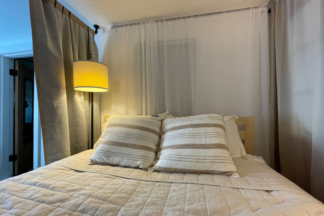 1sr floor Queen size bed with blackout curtains - Pearl Cottage in the Historic Northampton Community of Laurel Park Apartments