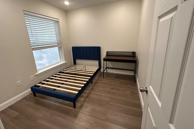 Small Room - Rooms Available on 42 N 40 Apartments