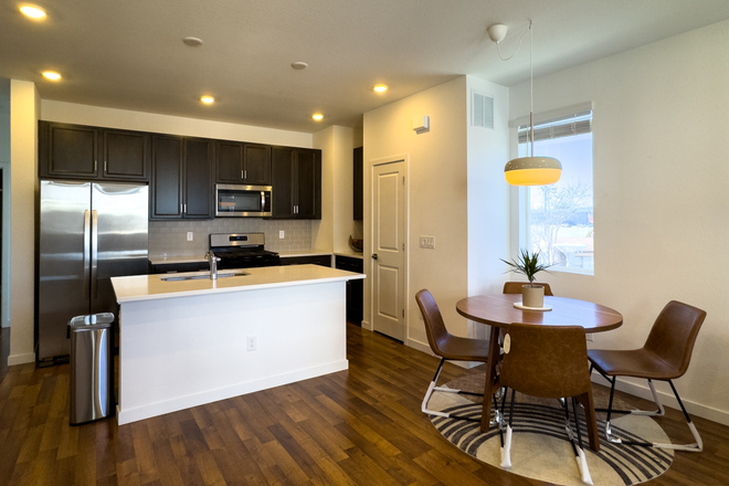 Kitchen & Dining - Room for Rent in a Beautiful Townhouse - Close to Campus & Lowry