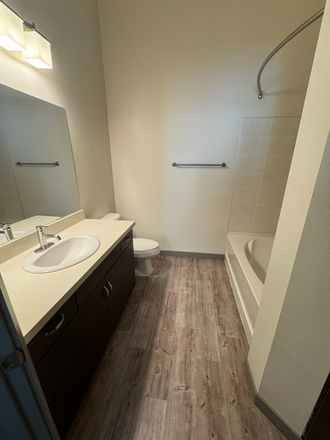Guest bathroom - 3100 Pearl