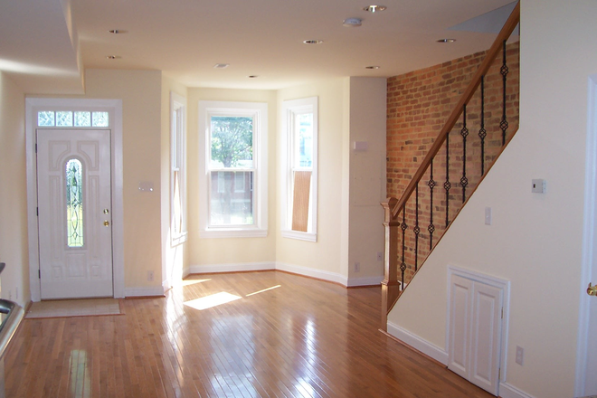 LR and Bay Window View from Kitchen - Close to Social Amenities, Restaurants, Fitness, Groceries (Wholefoods, etc) Townhome