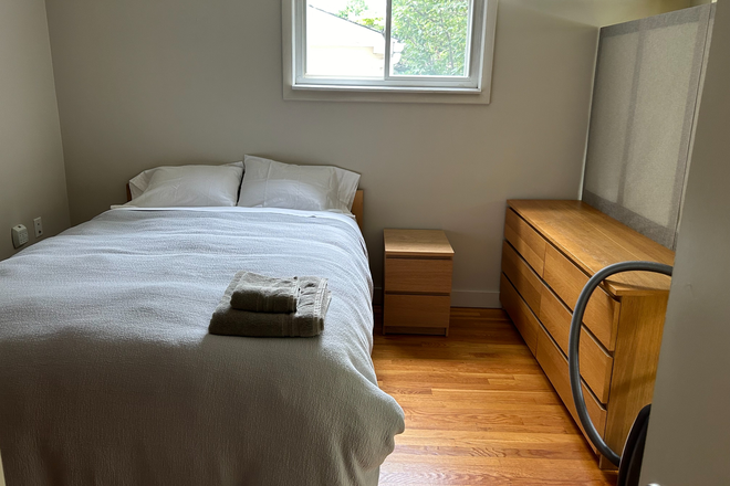 Bedroom area - Cambridge bed/sit rm  in family home 20 min. to Harvard Sq by bus