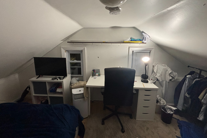 Bedroom - Off Campus House Near Boston College