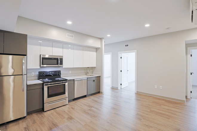 kitchen and living room - 1 bed in 3bd 1.5br Apartments