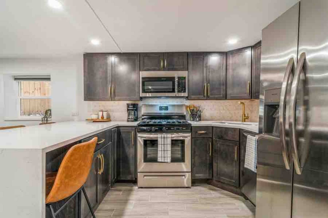 kitchen 2 - Newly Renovated Unit in Roscoe Village Next to Park Apartments