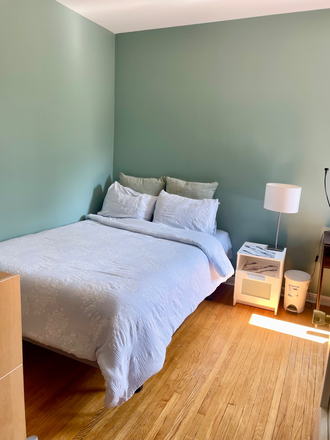 Queen-Seized Bed - Bright, Clean, Furnished Room in Safe and Friendly Neighbourhood!