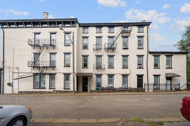 Exterior - 2419 Vine St Apartments