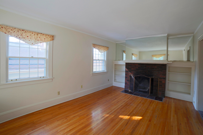 Living room - Sunny 3 or 4 BR, 2BA Upper Dplx with garage Duplex