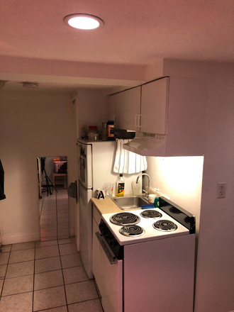 Hub Realty - Handy studio on the Green line E-train and Bus #39 Apartments