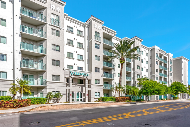 Building Exterior - 2/2 Split Floorplan - Walk to UM