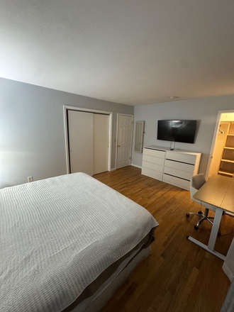 large furnished bedroom - Bedroom in Stamford Town House near UCONN