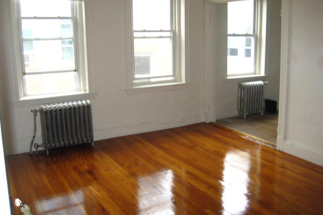 Hub Realty - Lovely one bedroom, with large kitchen and dining area, near campus Apartments
