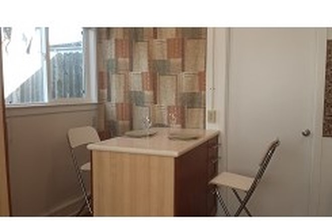 Cooking island and dining area - Studio: Free Wi-Fi, Util, Laundry, Close to UC Berkeley Bus Line