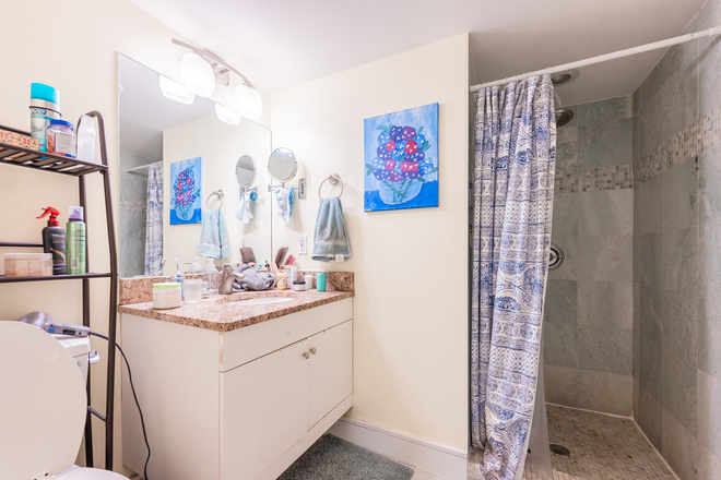 . - Very spacious and bright 3 bedroom, 2 bathroom for rent for 9/1 Duplex