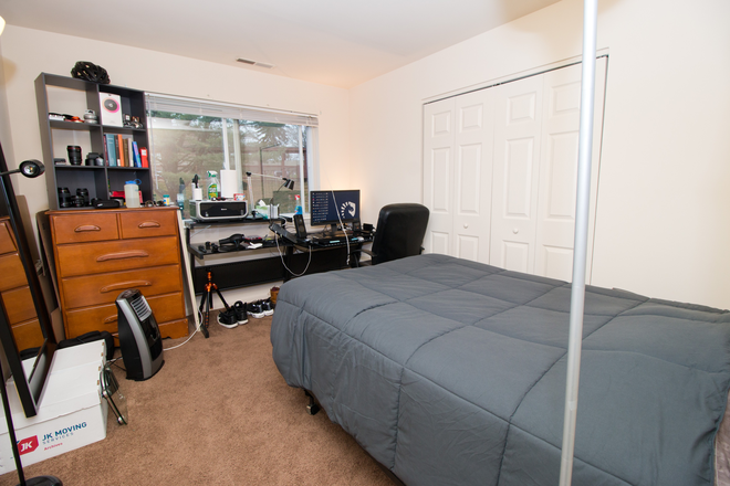 Bedroom for rent - Windsor Hills - 1 bedroom in a shared 2 bedroom apartment with den