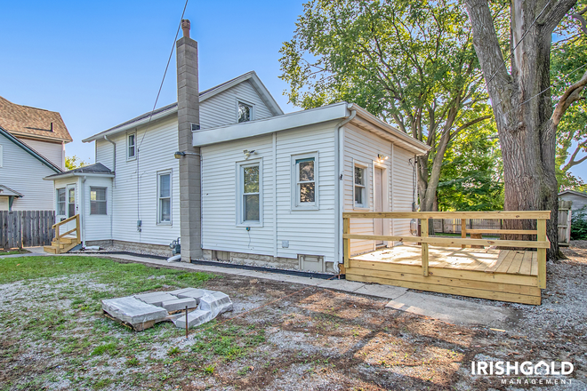 Front - 718 East Washington Street House