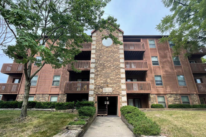 Street view from Salisbury--parking lot on other side - Stratford II - 5 min walk from PMU Apartments