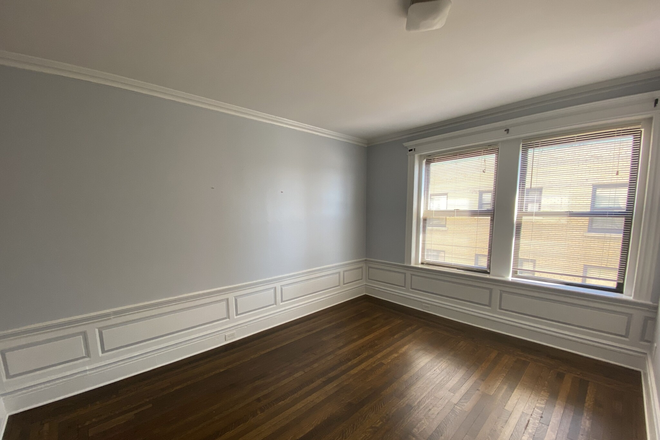Call call or text Arezou at 617-584-7817 - Top floor condo in theBraemore condo building! Can be used as 1bedsplit for 2pp ! NO FEE