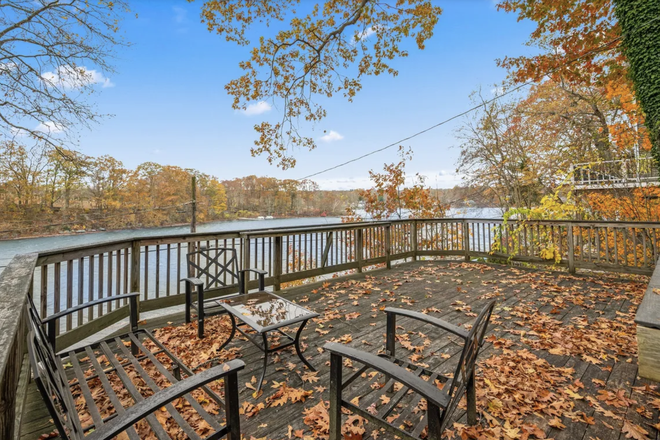 Lower Deck - Lakefront - direct access, Huge Dock and Huge Deck, great house !!