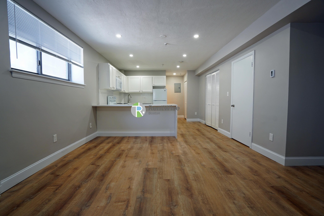 1 - JULY-AUG-SEPT-Amazing Comm Ave Studio, 1 bed & 2 beds, Elevator, No Broker Fee! Apartments