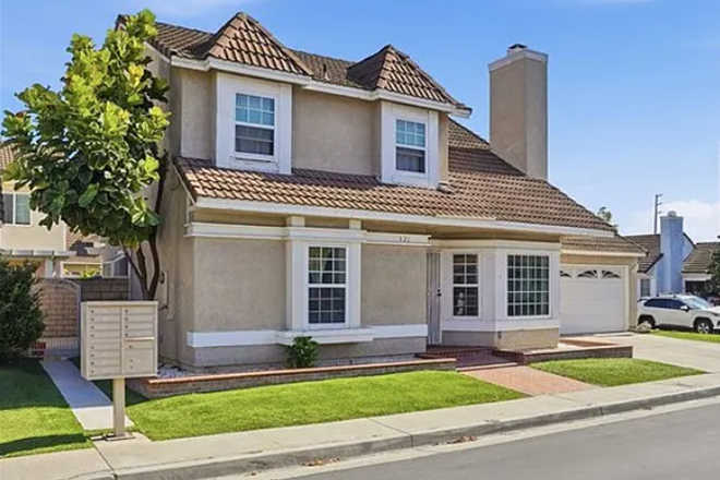 Side of the house - Master bedroom for rent in Santa Ana House