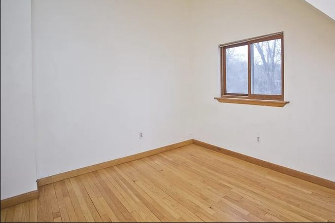 the room - Looking for a new roommate for 2025-2026