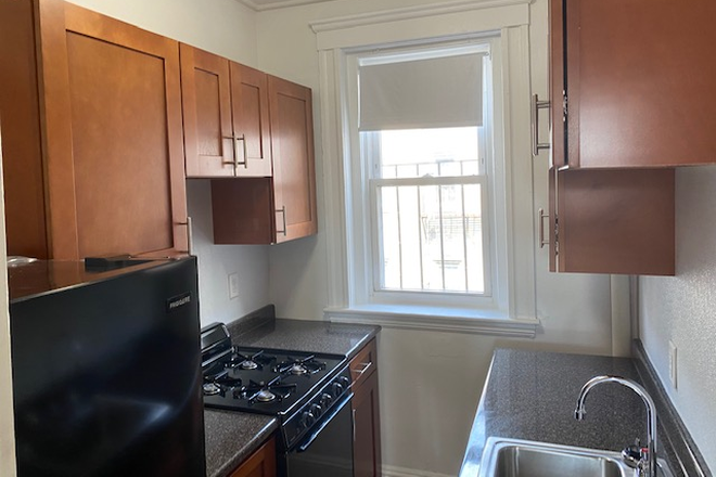 Call NOW for showings! 617-236-8550 - BOYLSTON ST - *NO FEE!* 1BR SPLIT FOR 2 PPL W/ BAY WINDOW, H&HW INC, LNDRY IN BLDNG *AVAIL NOW* Apartments