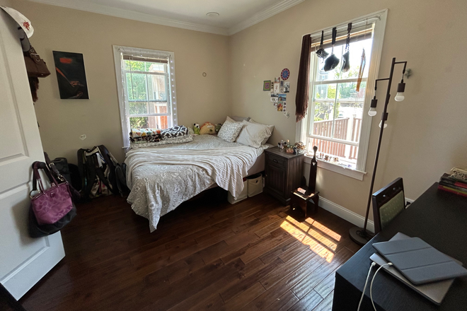 Bedroom (queen bed with storage space underneath, two large screened windows with blinds, nightstand, small chair, large closet) - Large furnished room close to campus