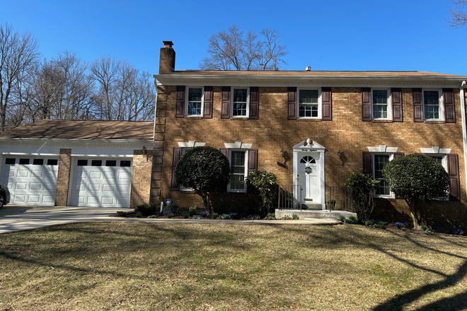 Outside street view, corner of Depauw Street and Gettysburg Lane - Affordable furnished room with kitchen and laundry use,  on bike path in College Park Woods House