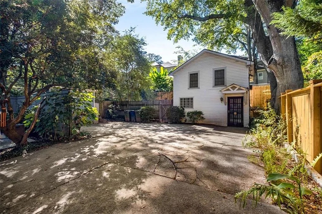 Exterior - Carriage House in Garden District with Private Courtyard