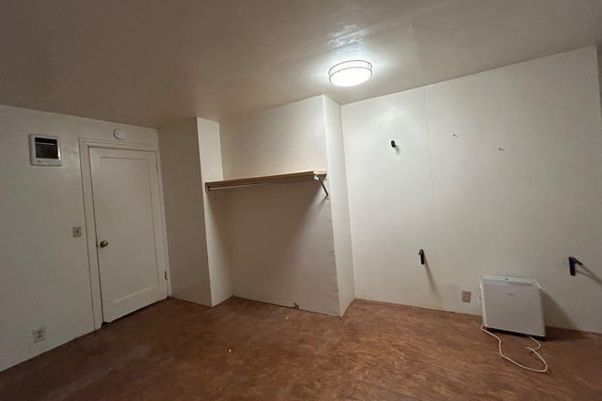 bedroom view - Seeking roommate ASAP for house in South Eugene 2 blocks from campus! 800/month+ utilities