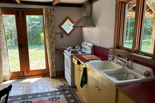 Kitchen with view to yard - Furnished House in S. Dartmouth - Short term by Semester/school yr