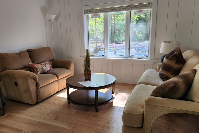open living area - Brand new renovation/house minutes from URI