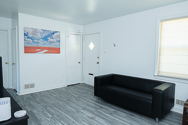 Living Room - Walk To Campus, Lidl, MOMS and more! Only 2 blocks away from the UMD Shuttle Stop! House