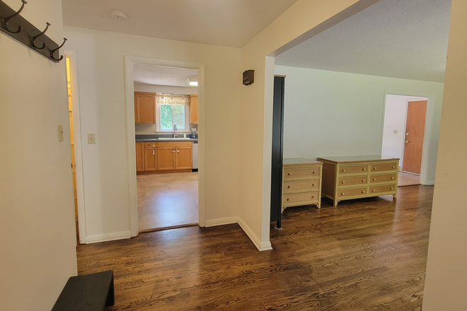 Foyer - Spacious Furnished 3BR/3BA Home on Quiet Street, Walk/Bike to UConn