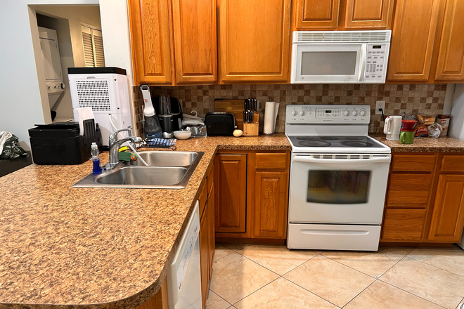 Kitchen - Windwood apartments